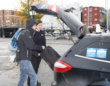 Ken tar en taxi til Moholt